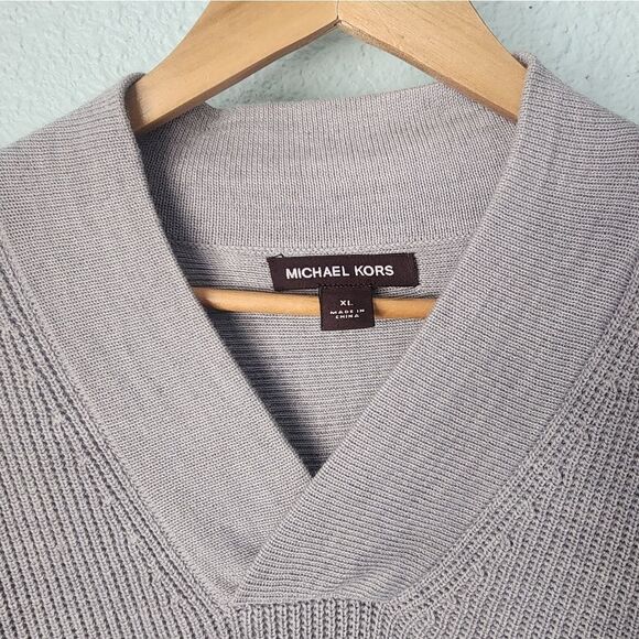 Michael Kors Gray V-Neck Sweater with Soft Texture and Relaxed Fit wool blend - Picture 3 of 8